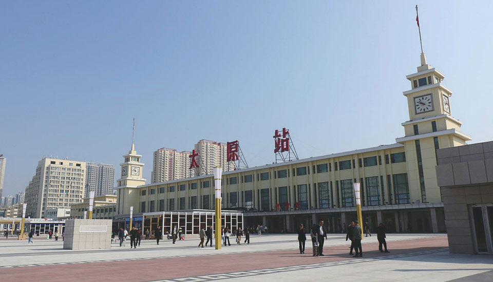 太原火車(chē)站以嶄新面貌迎接八方來(lái)客近日，太原火車(chē)站在迎澤大街維修改造后驚艷亮相，實(shí)現(xiàn)了華麗蛻變,全新設(shè)計(jì)的站前廣場(chǎng)寬敞整潔。